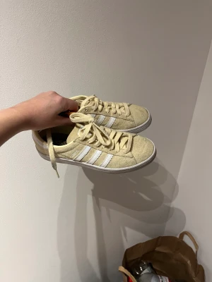 ADIDASSKOR 200kr - Använder de för sällan så därför gör jag mig av med de 