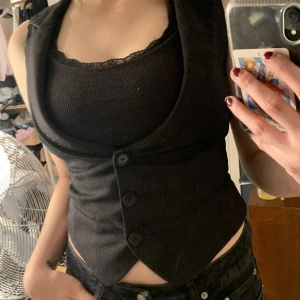 Kostymväst - En kostymväst från Oysho. Går att spänna baktill för att få en perfekt passform.