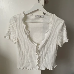 Blus med pärlor  - Blus/T-shirt med pärlor från NA-KD storlek S. Aldrig använd💞