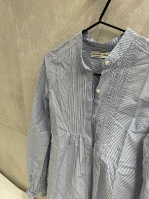 Skjorta Abercrombie  - Skjorta från Abercrombie & Fitch. Relativt figursydd och går in lite i midjan samt jättesöta armar. Något liten för mig💓 Superfint skick då den knappt är använd 