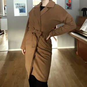 Kappa strl 38 - Supersnygg kappa från Moves i strl 38 / M, i färgen camel (beige, brun)✨✨ Passar året runt men jag har använt den mest på vintern