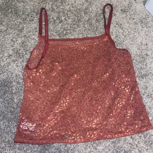 Topp - En jättesöt genomskinlig topp som är vinröd. Från loveable i storlek s.