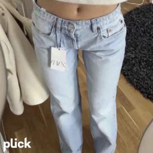 Straight leg jeans Mid waist från zara💗 I storlek 38. Bra skick och endast använda fåtal gånger. Köparen står för frakten. Första bilden är lånad! 