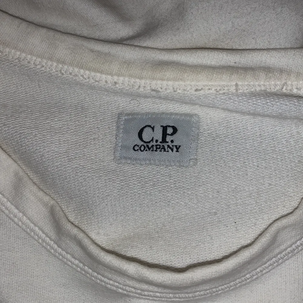 Fin Cp Company tröja, använd fåtal gånger, väldigt bra skick. Frakt ingår ej, Nypris 2000. Tröjor & Koftor.