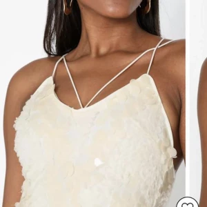 Vit klänning i storlek 40 - Vit klänning i storlek 40 