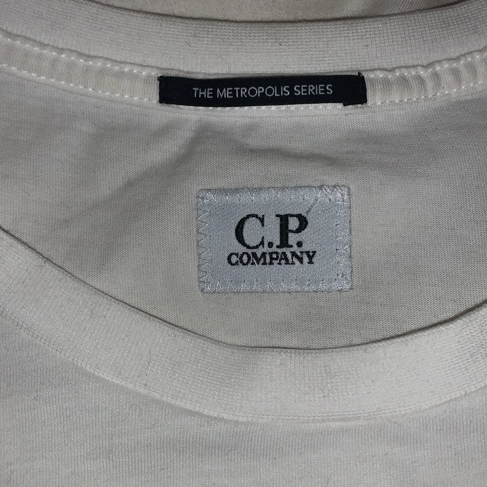 Fin T-Shirt från Cp Company, använd ett fåtal gånger, väldigt fint skick, frakt ingår ej, nypris 1000. T-shirts.