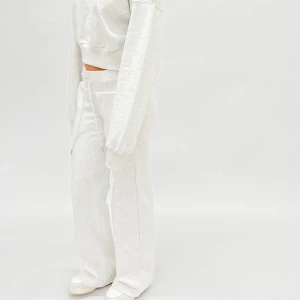 Alobha mjukisbyxor - Jag säljer nu dessa supersnygga lågmidjade mjukisbyxor från ALOBHA (Lova widerberg), HELT NYA endast testade. Säljer då de inte såg ut som de jag letade efter :) limited edition så dessa kommer inte komma in igen! Liten frakt tillkommer 💗 jag är 177 på bilden 💖