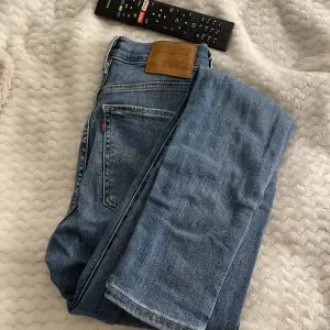 Ett par Levis skinny jeans som inte kommer till användning. Använt Max 10 gånger. Köpte för 700kr men säljer för 250kr. Priset går att diskutera💕
