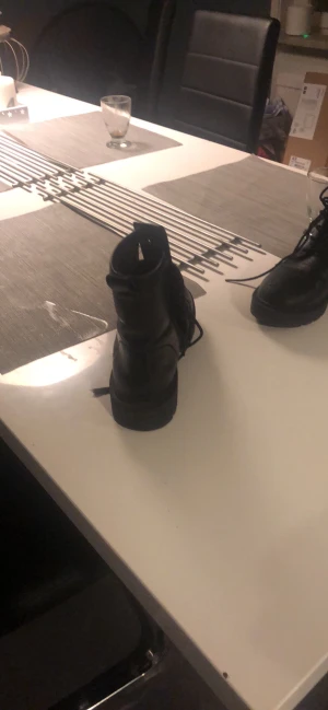 Boots. - Boots som är nya, knappt använda. 