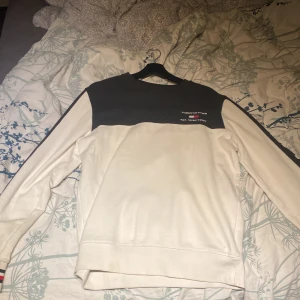 Tommy hilfiger tröja  - Fin tröja från Tommy hilfiger som är lite använd och är i bra skick 