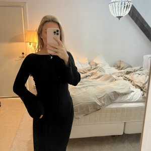 Nyårsklänning  - Oanvänd ribbadklänning med prislapp kvar. Kan användas till fest som vardags med en knytning i ryggen. Stretchigt material  