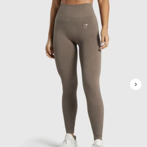 Gymshark tights - Säljer dessa jättefina gymsharktightsen, då jag har ett par liknande sen innan, frakt tillkommer på 66🤍 ny pris 599