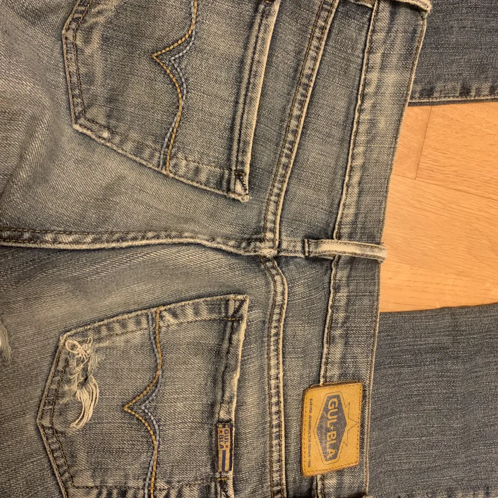 Vintage lågmidjade gulblå jeans med straigt fit/lite bootcut. Lite slitage men inget märkvärdigt. Jeans & Byxor.