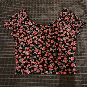 Blommig top - En skitsnygg blommig top från H&M