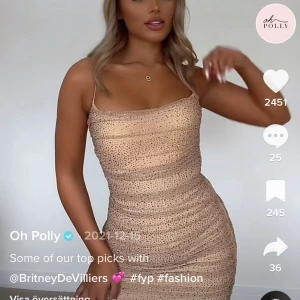 Oh polly klänning - Säljer denna sjuuuuukt fina klänning från oh polly!! Sjukt bra kvalite och glittrar så oroligt fint, perfekt till nyår!!! 🥹🥰Storlek 6 motsvarar xs/s❤️❤️ nypris ca: 700kr