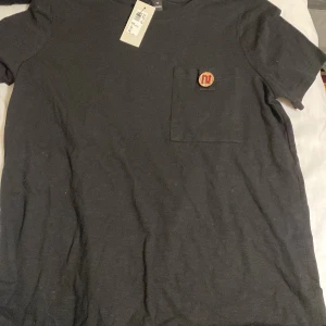 Svart tröja  - Fin svart tröja som är helt oanvänd i storlek : Eur 36  Uk 10