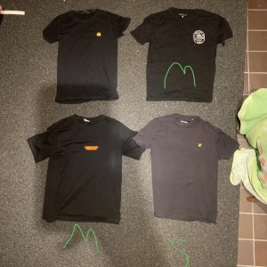 Svarta t-shirts  - 1st 50kr 2st 90kr 3st 120kr             4st 150kr. Sparsamt använda, kan finnas defekter. Kan skicka mer bilder i chatten.