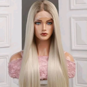 Helt ny tags lace syntet blond värmetålig 65cm babyhair - Helt ny med tags kvar.  Lacen är oklippt. 13x4x1 Värmetålig upp till 150 grader.  Längd ca 65cm Blond med rootshadow och babyhair