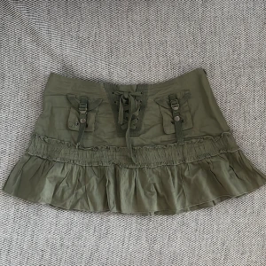 y2k khaki minikjol - storlek S. mycket bra skick inga fläckar osv. möts i stockholm eller fraktar 🖤man köper genom att kontakta mig :)