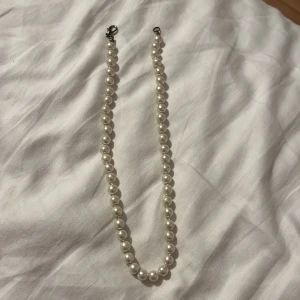 Halsband!! - Säljer detta jättefina pärlhalsband!! Har använt men det finns inget fel på den. Kommer inte så mycket till användas men tycker den passar till vad som! Kommer nog användas om jag säljer till någon som vill ha❤️❤️ pris kan diskuteras!