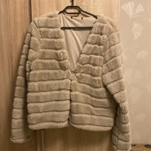 100kr - Säljer denna för jag använder den inte längre. Den har använts 2 eller 3 gånger och är i storlek L. Köparen står för frakten.