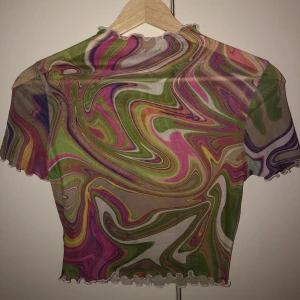 Färgglad transparent croptop - Säljer denna coola tröja då den tyvärr inte kommer till användning🌈Frakt kan variera beroende på pris