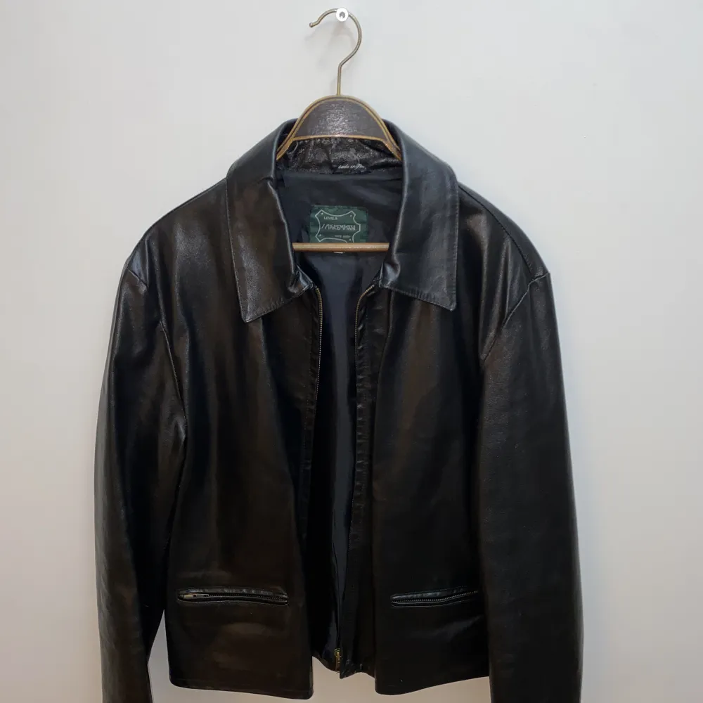 A trendy black leather jacket. . Jackor.