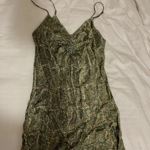 Snygg Zara klänning🥰 - Så så snygg klänning från Zara!!! använd 2-3 gånger. i storlek 36 och perfekt längd för mig som är 165🫶🏼