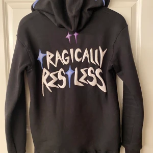 Tragically restless full-zip hoodie - Helt ny säljer eftersom den var för liten skick 10/10