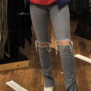 Zara jeans - Byxor från zara. Väldigt sköna och i bra kvalitet. Säljer då jag slutat använda dom😊