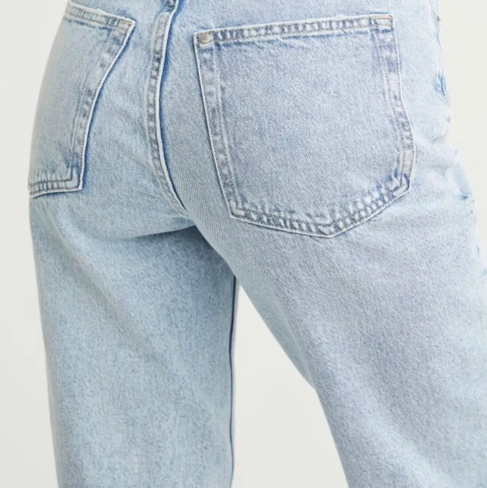 Dessa snygga mom jeans från h&m passar inte mig längre! De har hål vid båda knän💗Köpt för 300kr.. Jeans & Byxor.