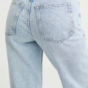 Dessa snygga mom jeans från h&m passar inte mig längre! De har hål vid båda knän💗Köpt för 300kr.