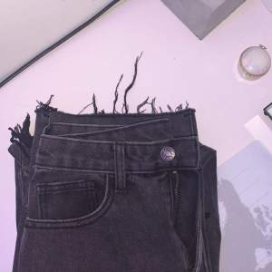 Svarta jeans från momokrom. Med hål vid knäna. Bra skick!  Kontakta för mer bilder eller frågor :) 
