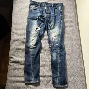 Garderobsrensning! Säljer mina gamla men sparsamt använda jeans från dsquared2. Mycket fint skick.  Priset går alltid att diskutera!