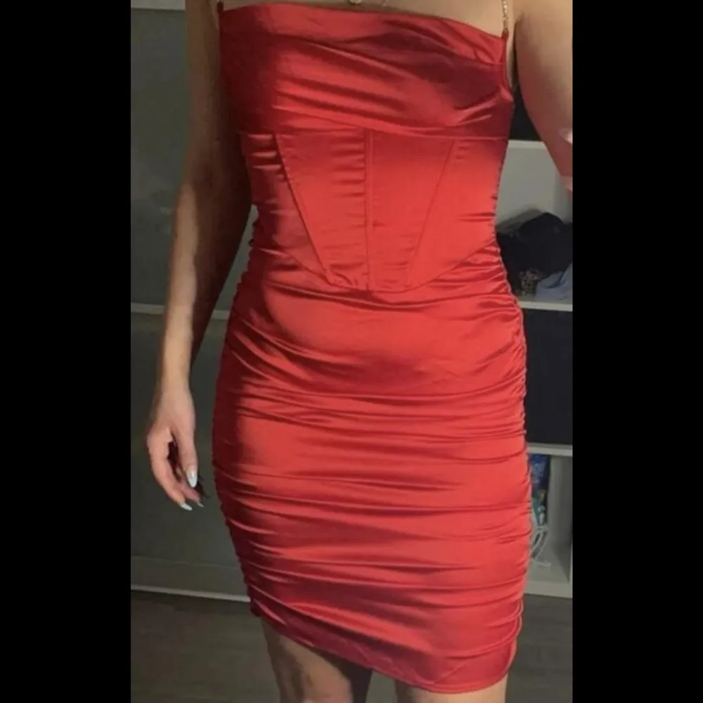 En röd klänning som är köpt från shein och har aldrig använt den , priset kan vi dinskutera privat . Är storlek men men passar s . Klänningar.
