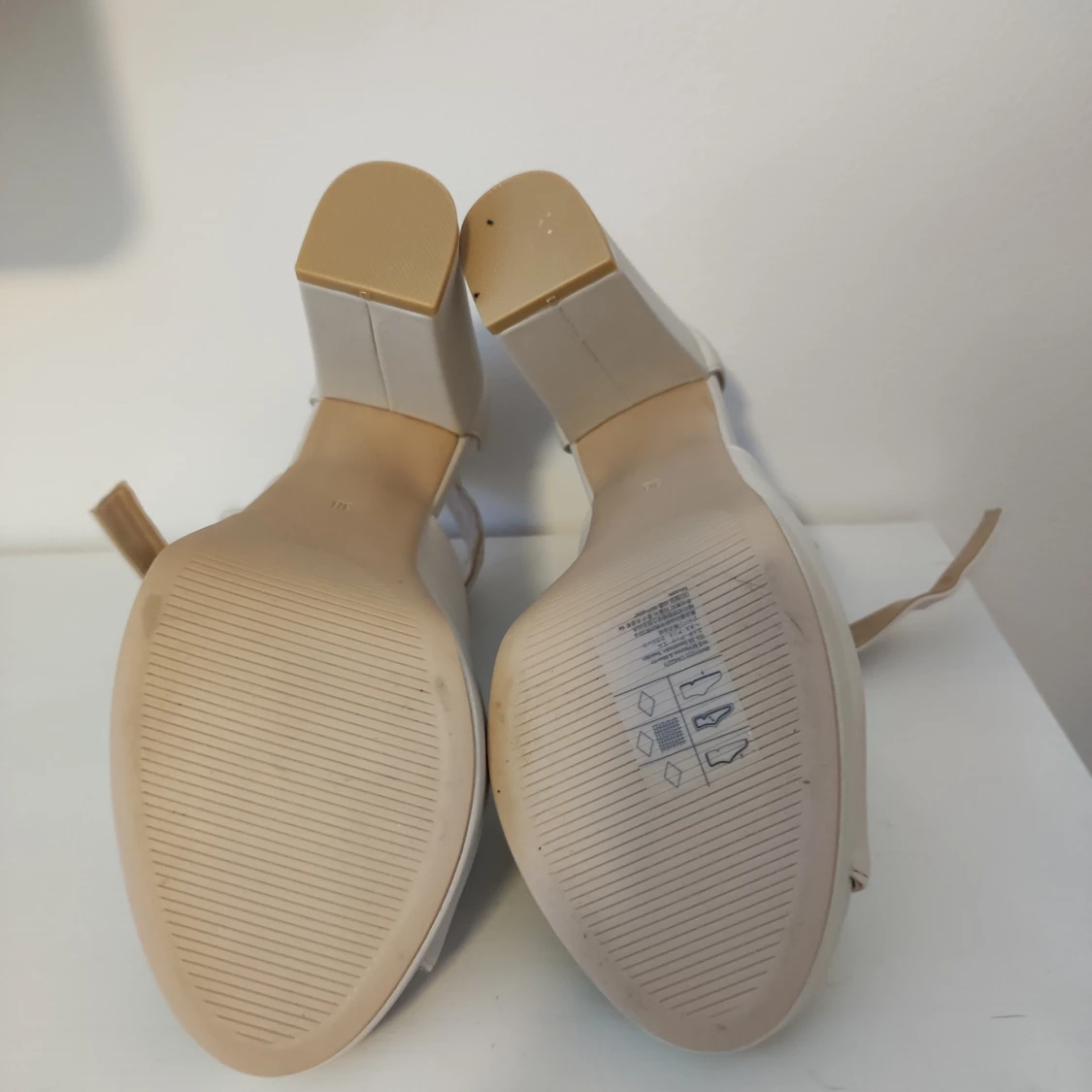 Högklackade skor. - 90