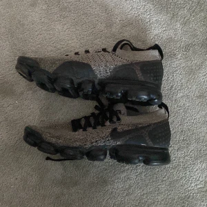 Nike vapormax - Knappt använda för de inte e min stil riktigt, köpta på Zalando för ca 2000 ( kan visa orderbekräftelse om det önskas ) kom privat om ni undrar något. Vh Erik