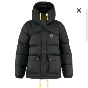 Svart fjällräven jacka  - Köpt förra vintern från Länna Sport. Kvitto finns. Bra skick!!💕💕