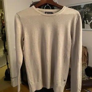 Denna beige:a pullover tröja från Riley är i storlek S och riktigt mjuk och följsam. Sparsamt använd så finns inget att anmärka på.