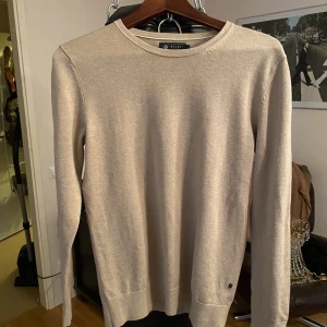 Bomulls pullover från Riley - Denna beige:a pullover tröja från Riley är i storlek S och riktigt mjuk och följsam. Sparsamt använd så finns inget att anmärka på.