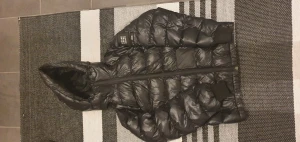 Peak performance tomic - Peak performance tomic stl s. Fint skick men finns en lagning på framsidan. 