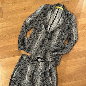 Butter soft snake print suit   - The kooples bought over 2500 sek selling for 500. Not my style anymore worn maximum twice. Passar xs och xxs 