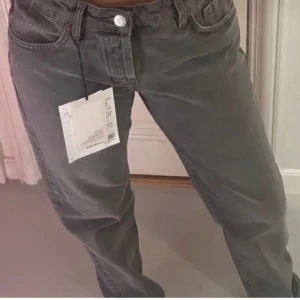 Gråa Mid Rise Jeans - Gråa Mid Rise Jeans i strl 36⚡️Inga defekter och köpta här på Plick, köpare står för frakten! Fler bilder kan skickas vid intresse☺️ Vid fler intressen blir det budgivning❣️