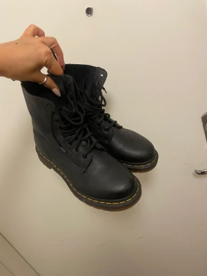 Dr. Martens - Dr. Martens orginal. Fint skick, lite använda. Ordinarie pris 1899:-.