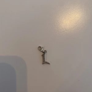 Thomas Sabo berlock - Silvrig berlock från Thomas Sabo, nyskick. Bokstav L