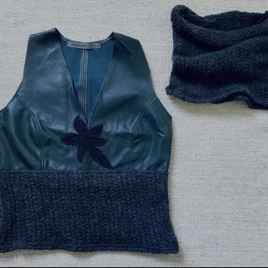 Vintage topp i läder och ull - Säljer denna vintage topp i läder och ul, jag i nyskick köpt för 550kr! Ser blå ut på bilden men är svart. 