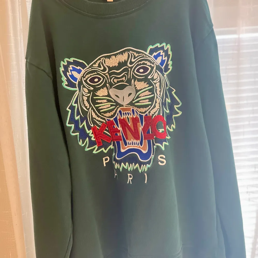 Cool Sweatshirt från Kenzo. Använd ett få tals gånger. Säljer för 900kr då original priset var 1360kr.. Tröjor & Koftor.