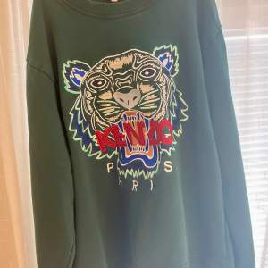 Cool Sweatshirt från Kenzo. Använd ett få tals gånger. Säljer för 900kr då original priset var 1360kr.