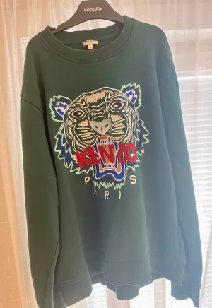 KENZO- sweatshirt  - Cool Sweatshirt från Kenzo. Använd ett få tals gånger. Säljer för 900kr då original priset var 1360kr.