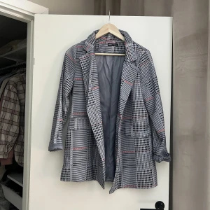 Kavaj -  Blårutig kavaj strl. S från Shein. Oanvänd. 60 kr. Samfraktar gärna! Kolla in mina andra annonser om det finns något av intresse!